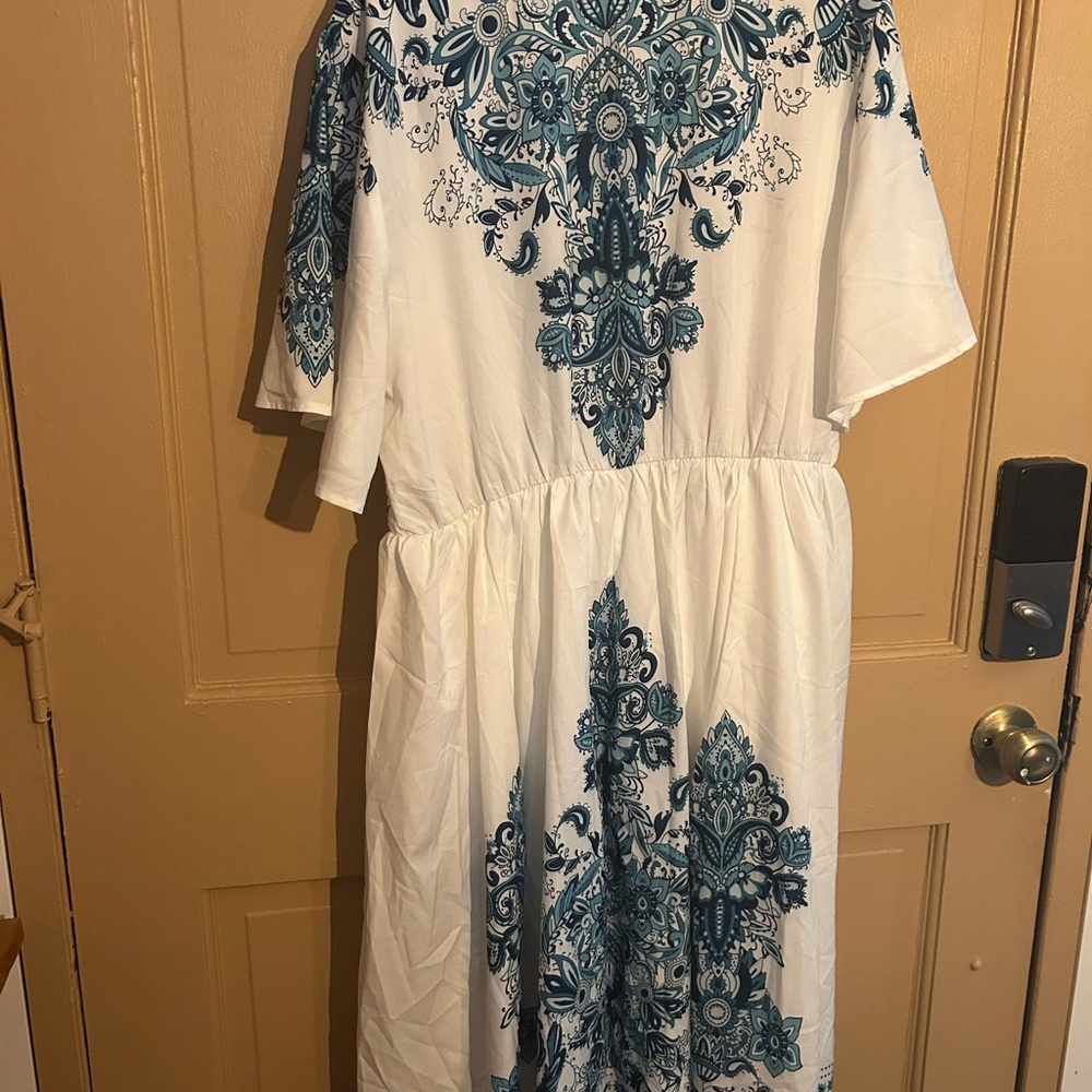 BloomChic White and Blue Flutter Sleeve Sundress size 12 - Picture 4 of 5